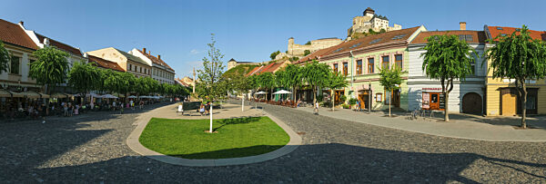 Friedensplatz mit Cafes in der Altstadt von Trencin...