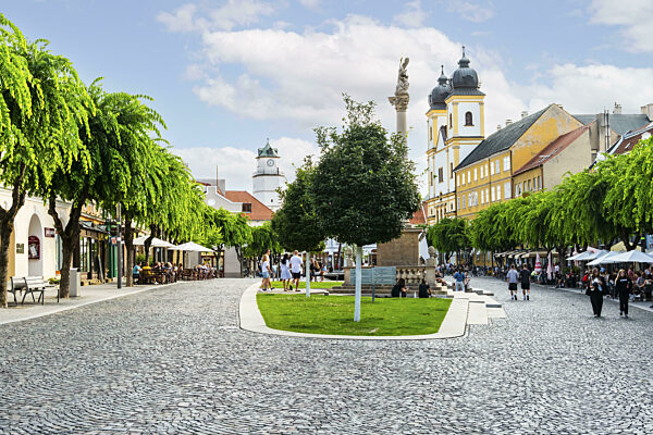 Friedensplatz mit Cafes in der Altstadt von Trencin...