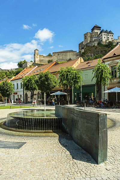 Brunnen und Fontäne Mark Aurel am Friedensplatz mit Brug Trencin im...