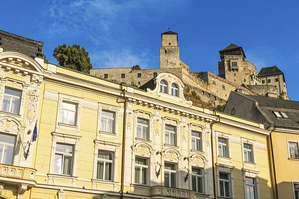 Hotel Elizabeth mit der Burg Trencin im Hintergrund, Kulturhauptstadt 2026...