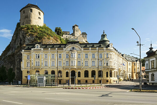 Hotel Elizabeth mit Relief von Jan Jiskra am Berg der Burg in Trencin...