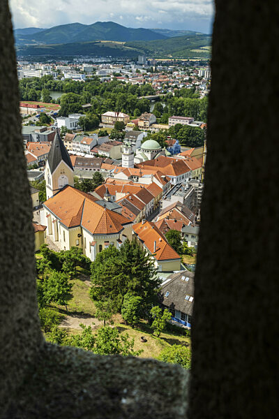 Blick von der Burg auf die Stadt Tren?ín, die Pfarrkirche der Geburt der...