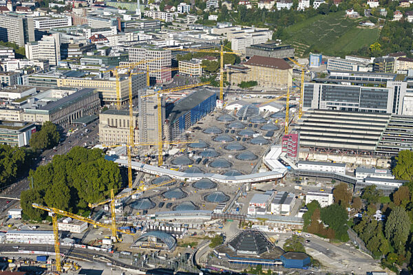 Panoramablick auf moderne Baustelle mit Glasstrukturen und Kränen in einer...