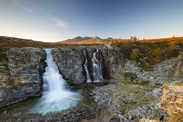 Wasserfall Storulfossen im herstlichen Rondane Nationalpark, Norwegen