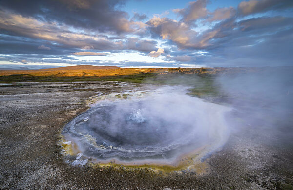 Dampfende Quelle beim Geothermalgebiet Hveravellir, Isländisches Hochland...