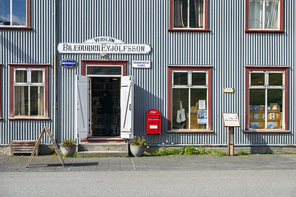 Schaufenster und Eingang der alten Buchhandlung in Flateyri, Westfjorde...