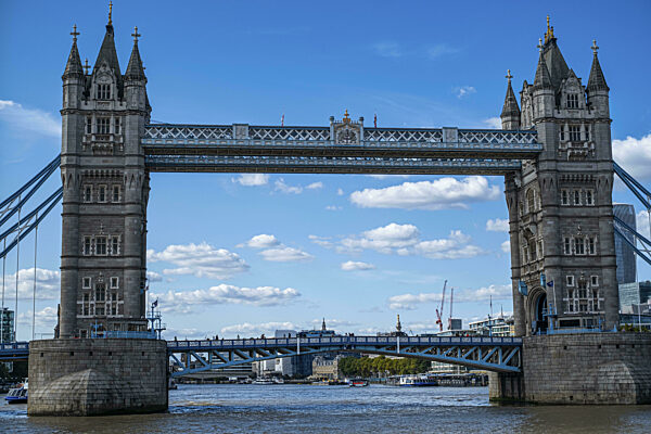Blick auf Tower Bridge von der Themse aus, London, Großbritannien