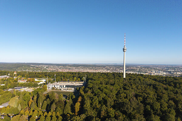 Stuttgarter Fernsehturm steht über einem Wald mit weitläufiger Stadtansicht...