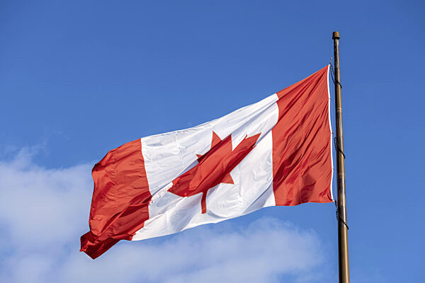 Rot weiße kanadische Flagge mit einem in der Luft wehenden Ahornblatt in der...