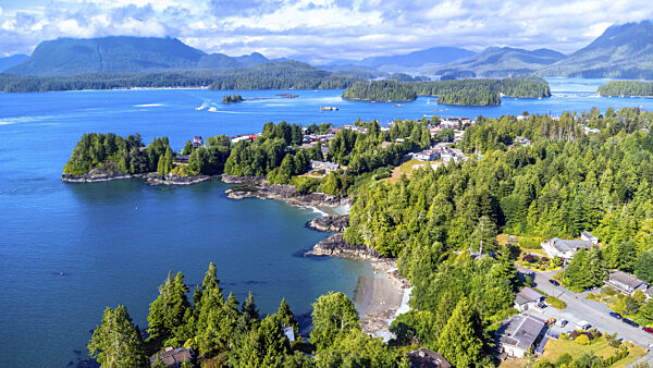 Luftaufnahme von Tofino auf Vancouver Island mit üppigen grünen Wäldern...