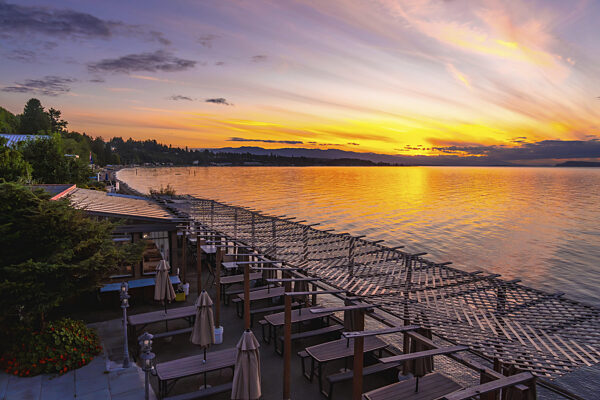Goldener Sonnenuntergang, der das ruhige Wasser der Bucht beleuchtet und...