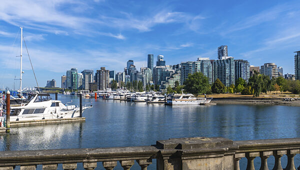 Luxusyachten und Segelboote liegen im Yachthafen von Coal Harbour vor Anker...