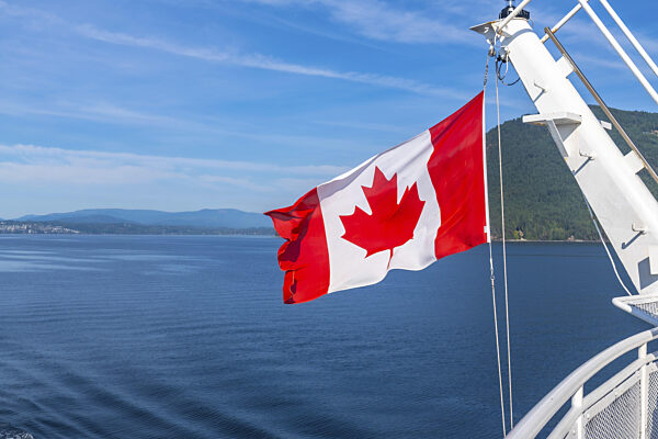 Die kanadische Flagge weht im Wind auf einer Fähre, die von Victoria...