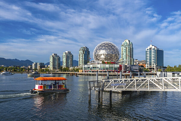 Die Passagiere genießen einen sonnigen Tag und fahren auf einer Aquabus...
