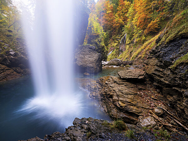 Wasserfall Berglistüber in herbstlich verfärbter Umgebung, Linthal...