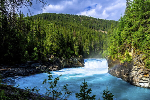 Das fließende türkisfarbene Wasser des Fraser River schlängelt sich unter...