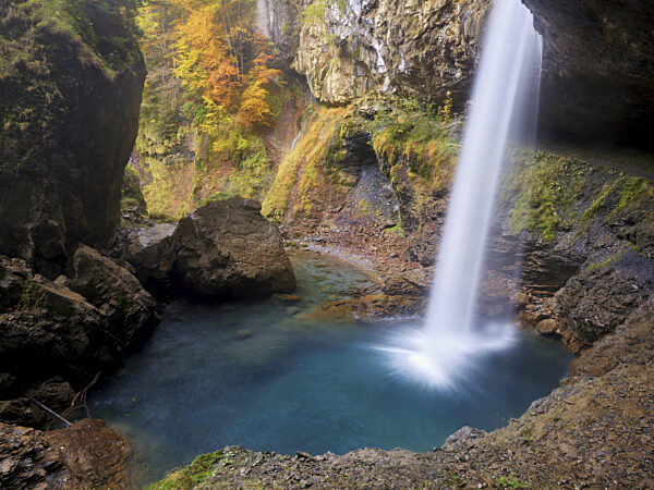 Wasserfall Berglistüber in herbstlich verfärbter Umgebung, Linthal...