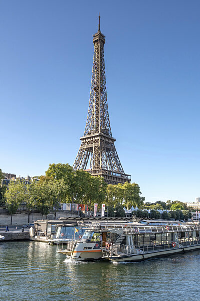 Blick vom Wasser auf die Seine mit mehreren am Ufer liegenden...