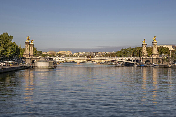 Weite Ansicht der prunkvollen Pont Alexandre III über die Seine im sanften...
