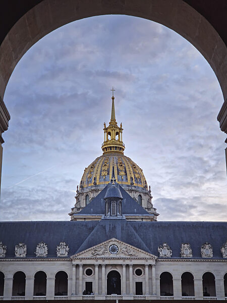 Nahaufnahme der atemberaubenden goldenen Kuppel der Kathedrale Saint Louis...