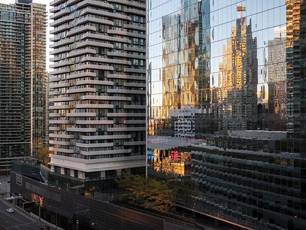 Wolkenkratzer mit Glasfassaden, die die Farben des Sonnenuntergangs...