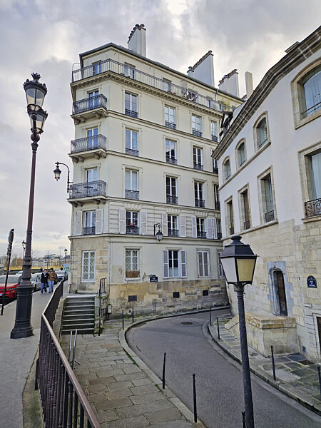 Paris, Frankreich 10. Dezember 2025: Ruhige historische Pariser Ecke auf der...