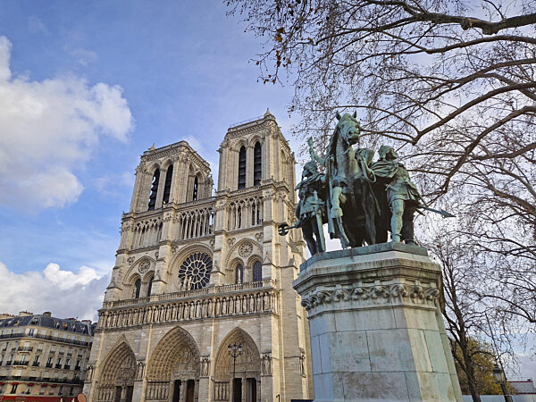Paris, Frankreich 10. Dezember 2025: Niedrigansicht auf die Kathedrale...