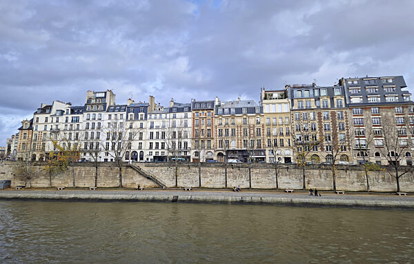 Blick von einem Kreuzfahrtboot entlang der Seine auf die klassischen Pariser...