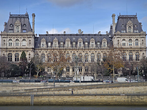 Paris, Frankreich 10. Dezember 2025: Wunderschöner Blick auf das Hotel de...