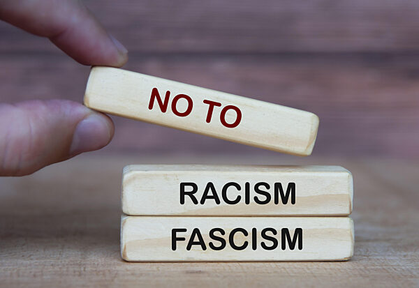 Illustration: Hand haltend Nein zu Rassismus und Faschismus...