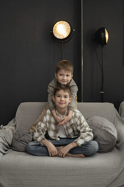 Zwei Kinder teilen sich zu Hause einen freudigen Moment...