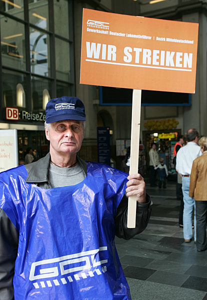 Paul Rysal von der Gewerkschaft Deutscher Lokführer (GDL) hält am Dienstag...