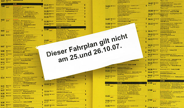 An einem Fahrplan-Aushang der Deutschen Bahn am Magdeburger Hauptbahnhof...