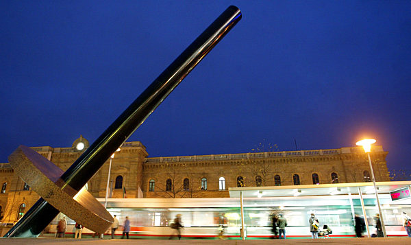 Der Platz vor dem Hauptbahnhof in Magdeburg erstrahlt am Dienstag (07.12...