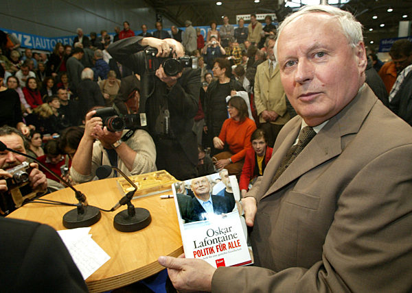 Der frühere SPD-Vorsitzende Oskar Lafontaine ist zu Beginn einer Lesung aus...