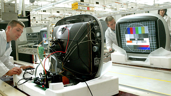 Der Fernsehmonteur Mark Sanio justiert am 15.06...