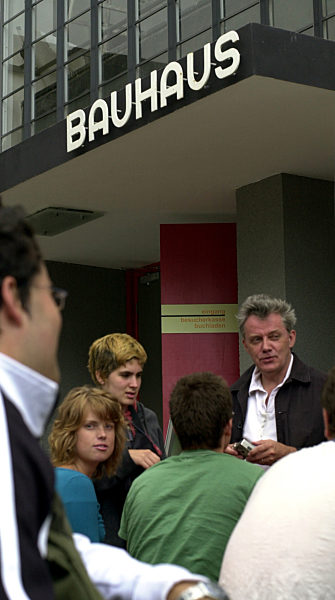Vor dem zum UNESCO-Weltkulturerbe gehörenden Bauhaus in Dessau halten sich...