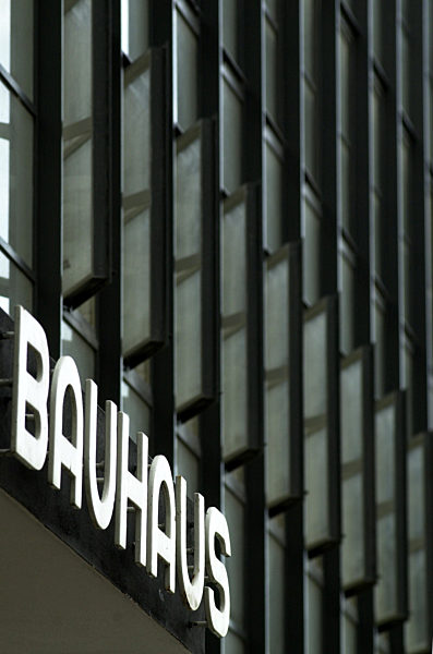 Der Schriftzug "Bauhaus" prangt am Gebäude des Bauhauses in Dessau (Foto vom...