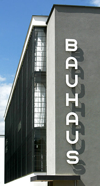 Der Schriftzug "Bauhaus" prangt am Gebäude des Bauhauses in Dessau...