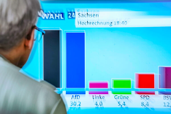 Erste Hochrechnungen zur Landtagswahl in Sachsen, TV-Zuschauer vor Fernseher, 1. September 2024
