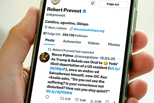 Papst Leo XIV.. teilte als Kardinal Robert F. Prevost im April Kritik an US-Präsident Trump auf der Plattform X, Smartphone, Mai 2025