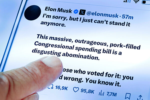 Elon Musk kritisiert auf seiner Plattform X  scharf das geplante Steuergesetz von Präsident Trump,  Display eines Smartphones, 3. Juni 2025