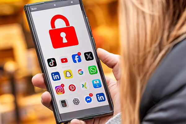 Social-Media-Verbot für unter 16-Jährige, Symbolfoto, Schülerin mit Handy und Social Media Apps, die gesperrt sind,, München, Dezember 2025