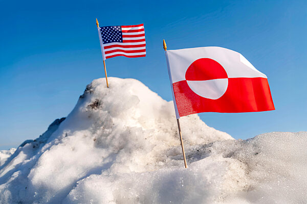 Grönland-Krise, Symbolfoto, Grönland- und US-Fahne in einem Eisberg, Trumps Grönland-Pläne, Januar 2026