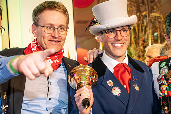 Verleihung der Goldenen Narrenschelle 2026 an Manuel Hagel, (links), CDU-Landes- u. Fraktionsvorsitzender Baden-Württemberg, mit Laudator Daniel Günther, CDU, Ministerpräsident Schleswig-Holstein, Europapark Rust, 4. Februar 2026