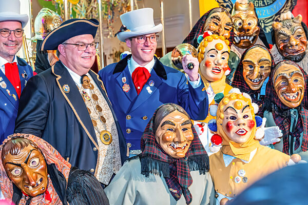 Verleihung der Goldenen Narrenschelle 2026 Manuel Hagel, (Mitte mit Schelle und Hut), CDU-Landes- u. Fraktionsvorsitzender Baden-Württemberg, Gruppenbild mit Narren, Europapark Rust, 4. Februar 2026