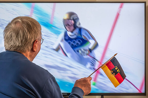 TV-Zuschauer bei der Live-Übetragung Ski Alpin Abfahrt der Frauen, die deutsche Emma Aicher holt Silber für Deutschland, Olympische Winterspiele, Live-Übertragung im ZDF, München, 8. Februar 2026
