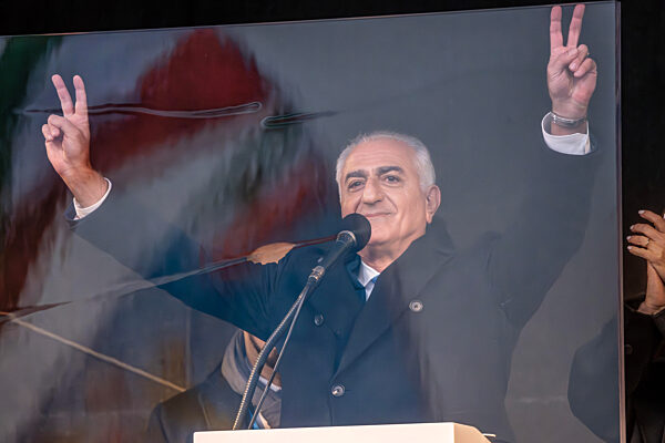 Reza Pahlavi, Schah-Sohn, zeigt das Victory-Zeichen, Hauptredner bei der Großdemonstration gegen die Regierung im Iran, 250.000 Teilnehmer bei Kundgebung auf der Theresienwiese, München, 14. Februar 2026