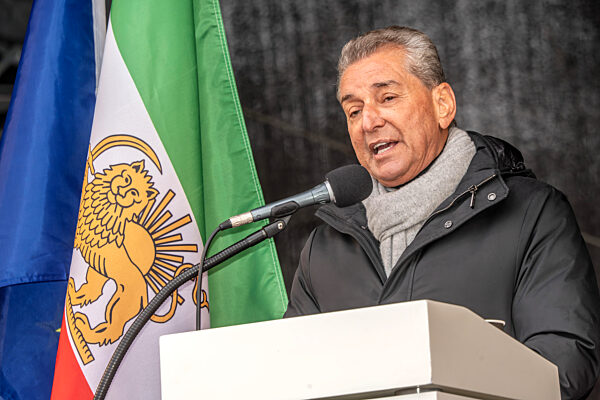 Michel Friedman, Publizist, Redner bei Großdemonstration gegen die Regierung im Iran, 250.000 Teilnehmer bei Kundgebung auf der Theresienwiese, München, 14. Februar 2026