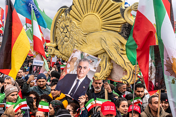 Persische Monarchisten mit Reza-Pahlavi-Bild und persischem Löwensymbol bei Großdemonstration gegen die Regierung im Iran, 250.000 Teilnehmer bei Kundgebung auf der Theresienwiese, München, 14. Februar 2026